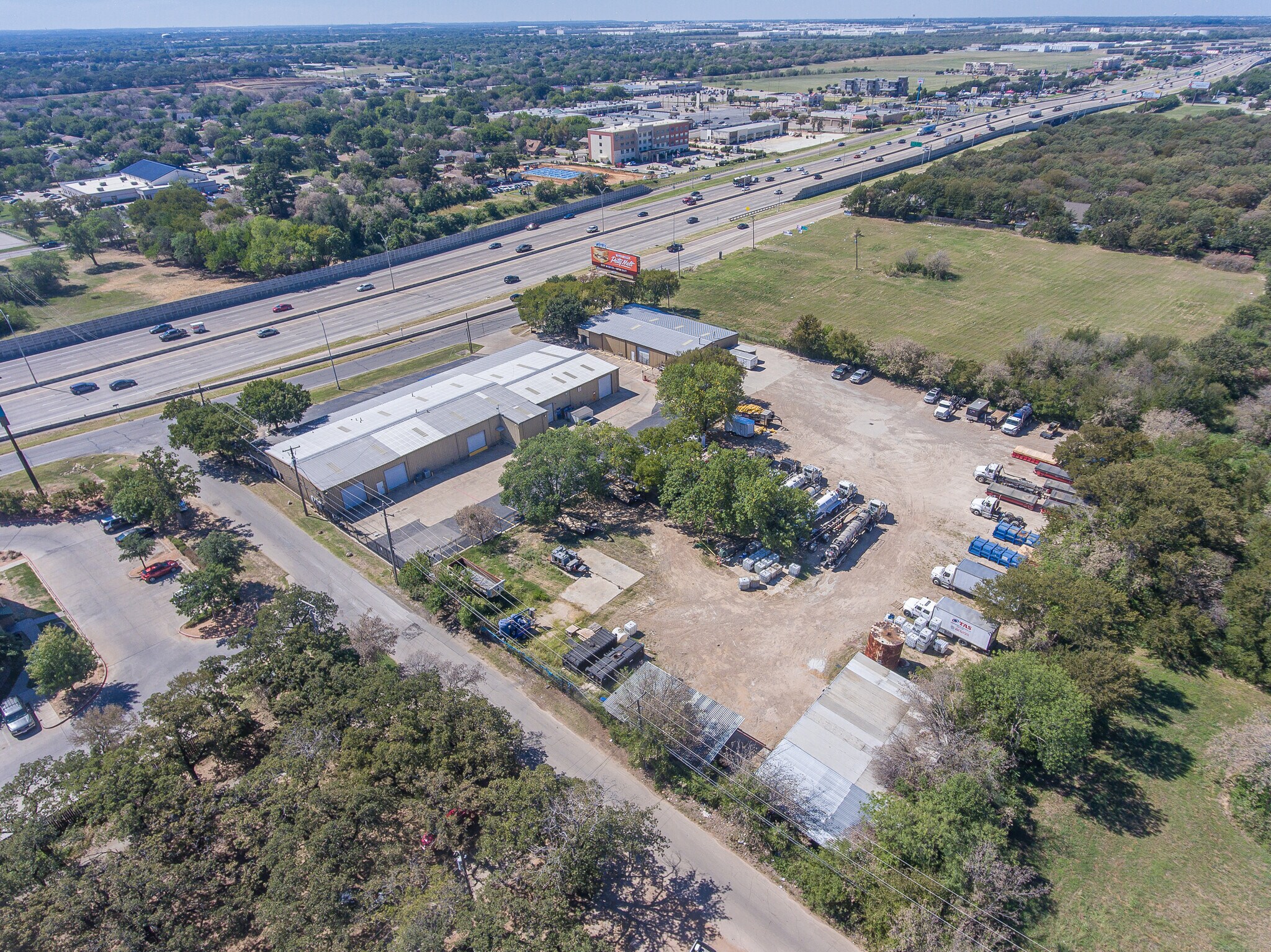 3933 California Pky E, Fort Worth, TX à louer Photo principale– Image 1 sur 19
