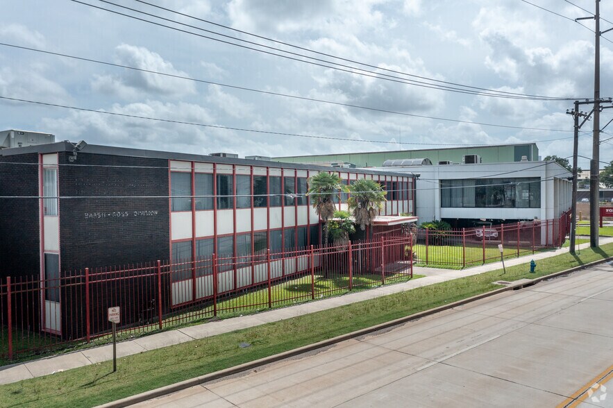 5306 Clinton Dr, Houston, TX à louer - Photo de l’immeuble – Image 3 sur 6