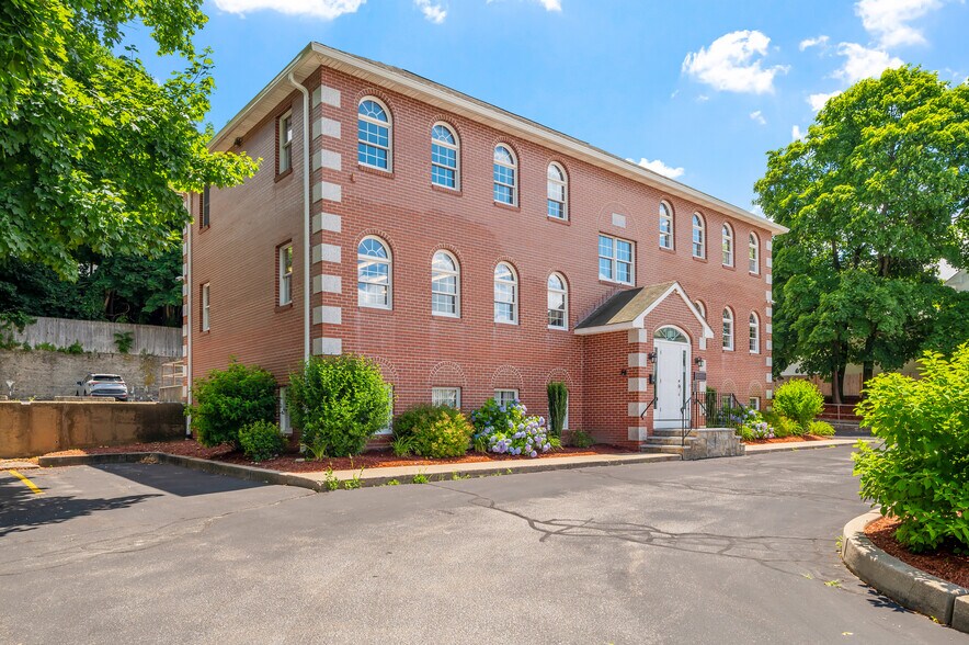 352 Park Ave, Woonsocket, RI à vendre - Photo de l’immeuble – Image 3 sur 70