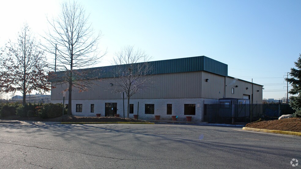 14601 Flint Lee Rd, Chantilly, VA à louer - Photo de l’immeuble – Image 2 sur 2