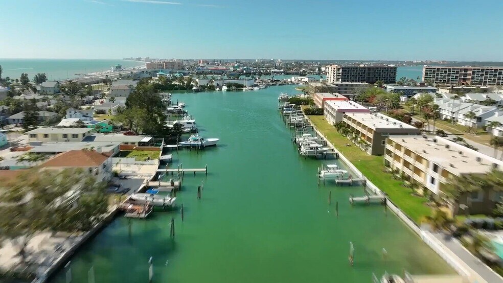 12412 Lagoon Ln, Treasure Island, FL à vendre - Vidéo sur l’annonce professionnelle – Image 2 sur 13