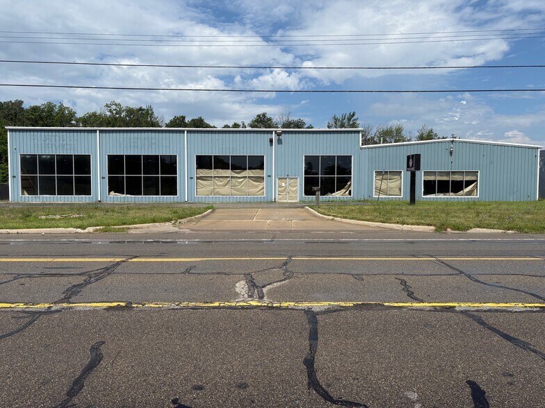 5522 W Jefferson Ave, Trenton, MI à louer - Photo de l’immeuble – Image 1 sur 7