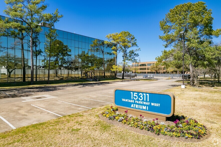 15311 Vantage Pky W, Houston, TX à louer - Photo de l’immeuble – Image 2 sur 10