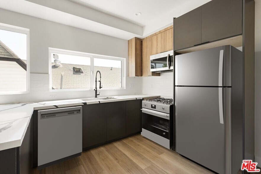 714 W 41st Pl, Los Angeles, CA à vendre - Photo de l’immeuble – Image 2 sur 25