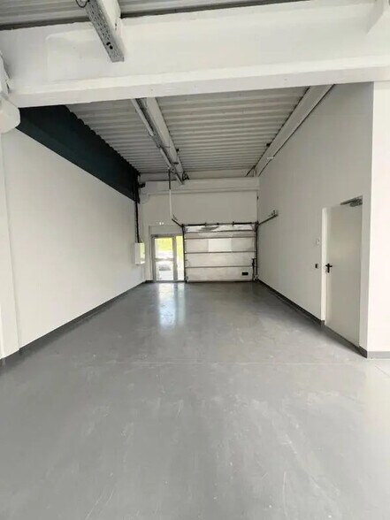 Local d’activités dans Trappes à louer - Photo de l’immeuble – Image 2 sur 11