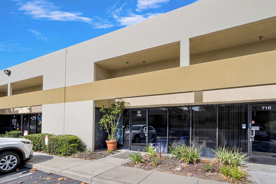 10722 Arrow Route, Rancho Cucamonga, CA à vendre - Photo de l’immeuble – Image 2 sur 30