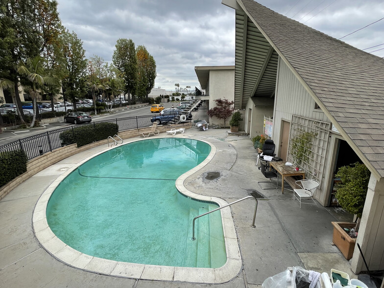 1018 E Orangethorpe Ave, Anaheim, CA à vendre - Photo de l’immeuble – Image 2 sur 22