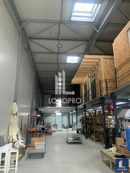 Local d’activités dans Vence à louer - Photo de l’immeuble – Image 1 sur 8