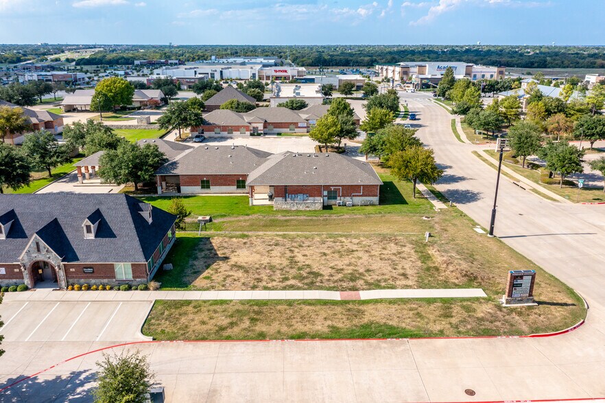 305 Regency Pky, Mansfield, TX à louer - Photo de l’immeuble – Image 2 sur 13