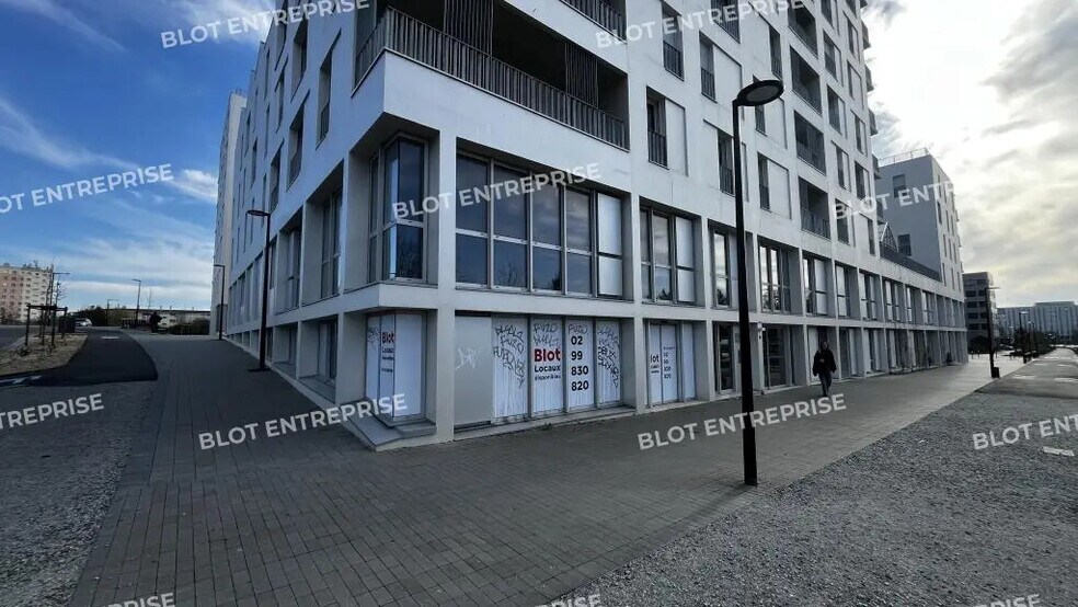 Bureau dans Saint-Jacques-de-la-Lande à louer - Photo de l’immeuble – Image 1 sur 3