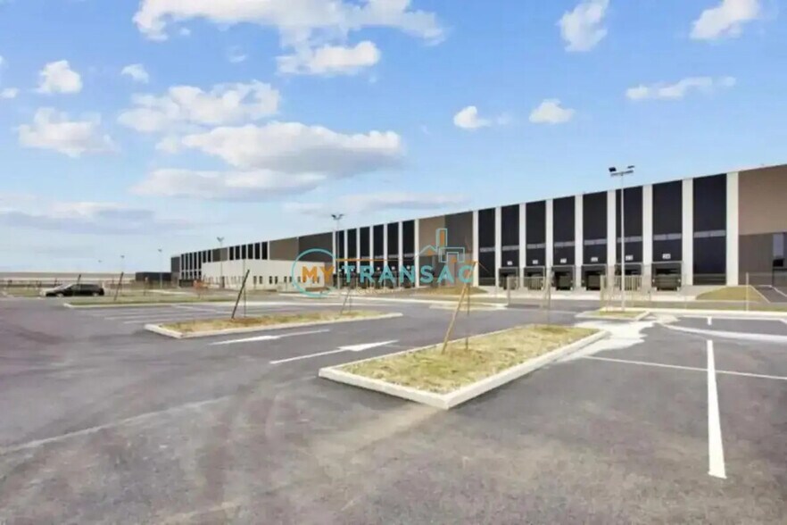 Local d’activités dans SERVON à louer - Photo de l’immeuble – Image 2 sur 10