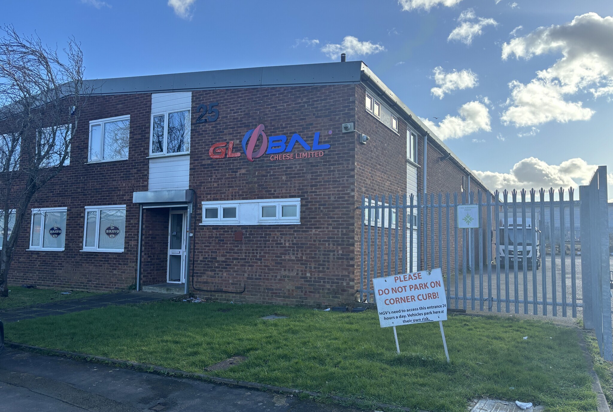 25-27 Bilton Way, Luton à louer Photo de l’immeuble– Image 1 sur 3