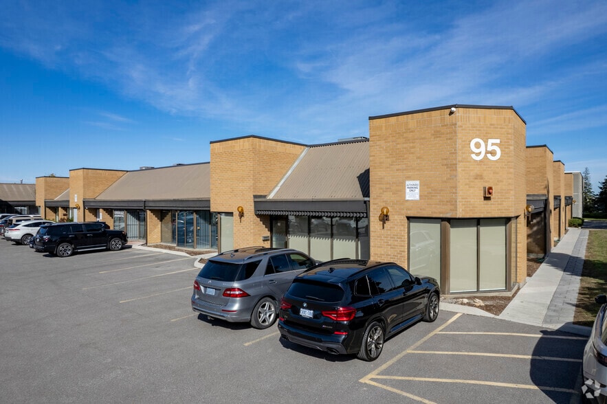 95 W Beaver Creek Rd, Richmond Hill, ON à louer - Photo principale – Image 1 sur 8