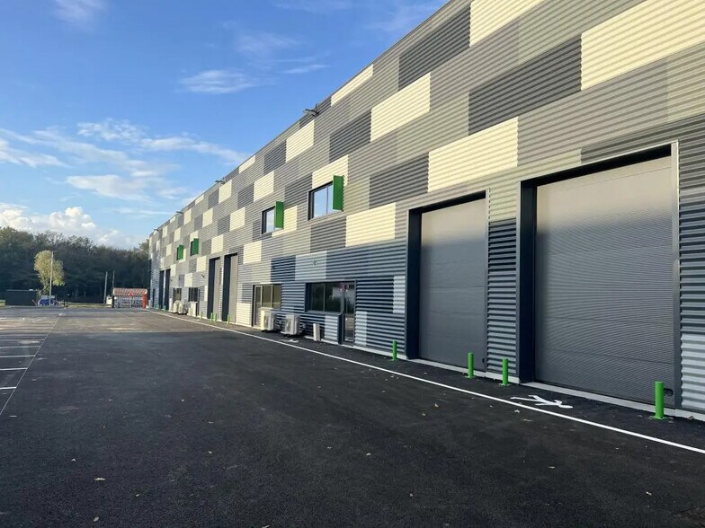 Local d’activités dans Artigues-près-Bordeaux à louer - Photo de l’immeuble – Image 1 sur 14
