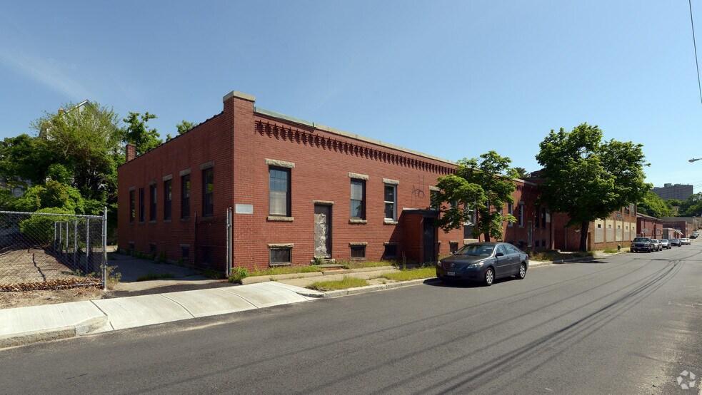 233-241 W Park St, Providence, RI à louer - Photo de l’immeuble – Image 2 sur 10