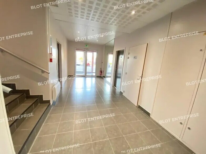 94 Rue Du Leinster, La Chapelle-sur-Erdre à louer - Hall d’entrée – Image 3 sur 4