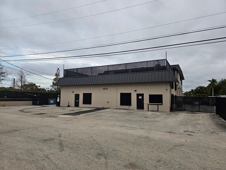 4670 SW 83rd Ter, Davie, FL à vendre - Photo de l’immeuble – Image 3 sur 8