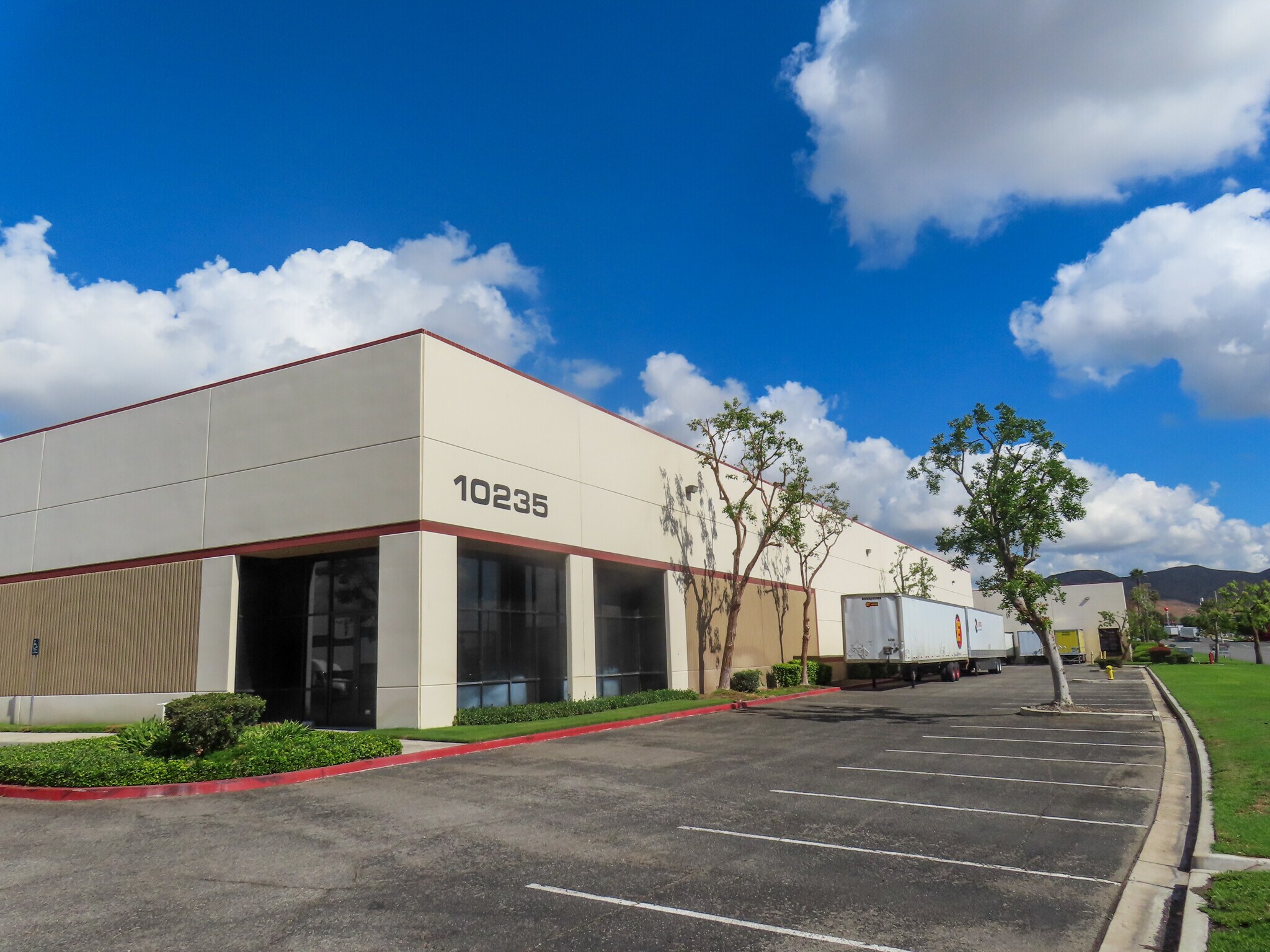 10225 San Sevaine Way, Jurupa Valley, CA à louer Photo de l’immeuble– Image 1 sur 6