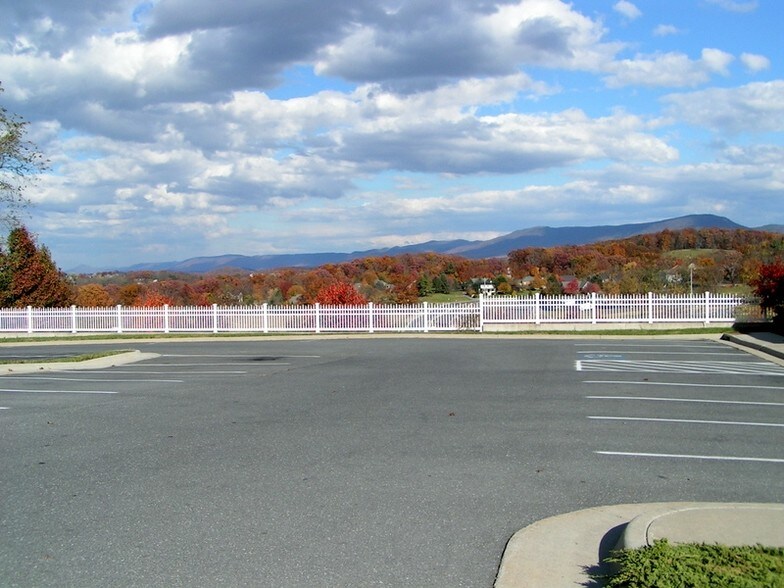 2322 Blue Stone Hills Dr, Harrisonburg, VA à louer - Photo de l’immeuble – Image 3 sur 5