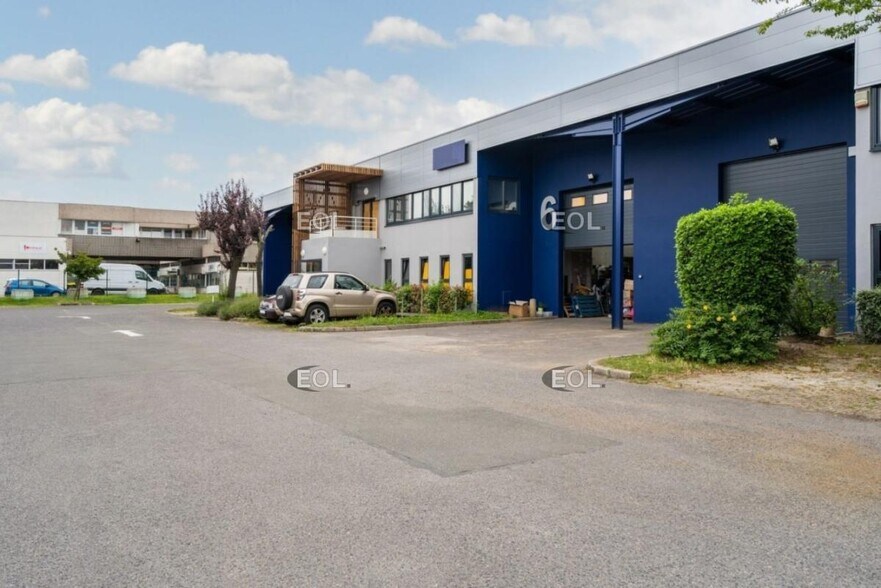 Local d’activités dans SAINT-OUEN-L'AUMONE à louer - Photo de l’immeuble – Image 1 sur 9