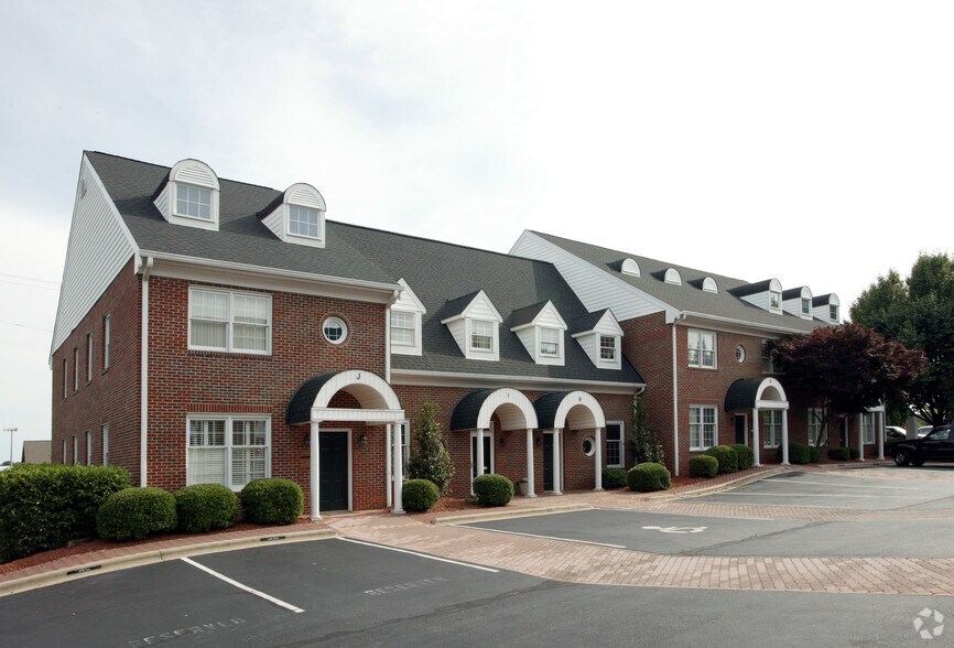 1365 Westgate Center Dr, Winston-Salem, NC à vendre - Photo principale – Image 1 sur 1