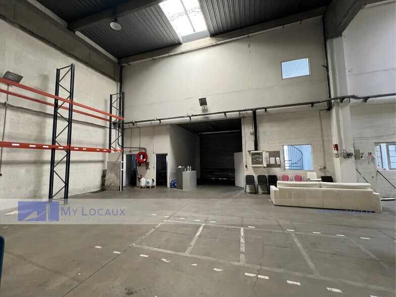 Industriel/Logistique dans Beauchamp à louer - Photo de l’immeuble – Image 3 sur 7