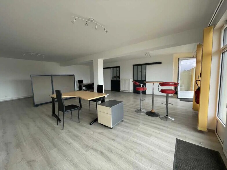 Bureau dans Bresles à louer - Photo de l’immeuble – Image 3 sur 3