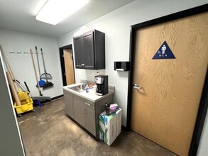 18025 Sky Park Cir, Irvine, CA à louer Photo de l’immeuble– Image 1 sur 3