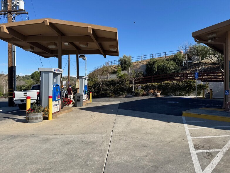 5226 Palo Comado Canyon Rd, Agoura Hills, CA à vendre - Photo de l’immeuble – Image 2 sur 6
