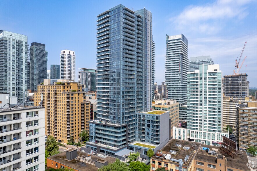 161-163 Eglinton Ave, Toronto, ON à louer - Photo de l’immeuble – Image 3 sur 4