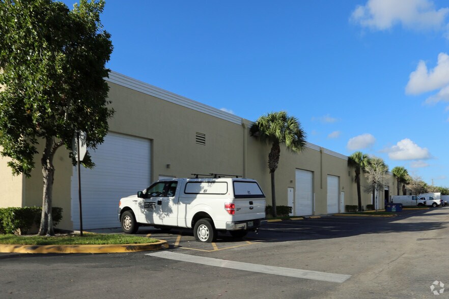 440 Tall Pines Rd, West Palm Beach, FL à louer - Photo de l’immeuble – Image 3 sur 3