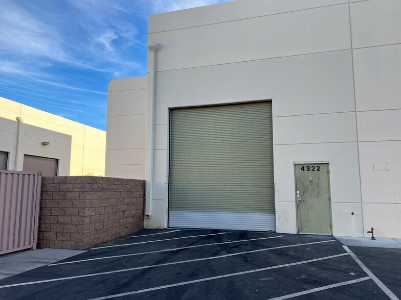 4322 E Alexander Rd, Las Vegas, NV à louer - Photo de l’immeuble – Image 2 sur 9