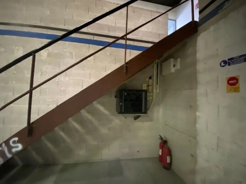 Local d’activités dans Vitrolles à louer - Photo de l’immeuble – Image 3 sur 8