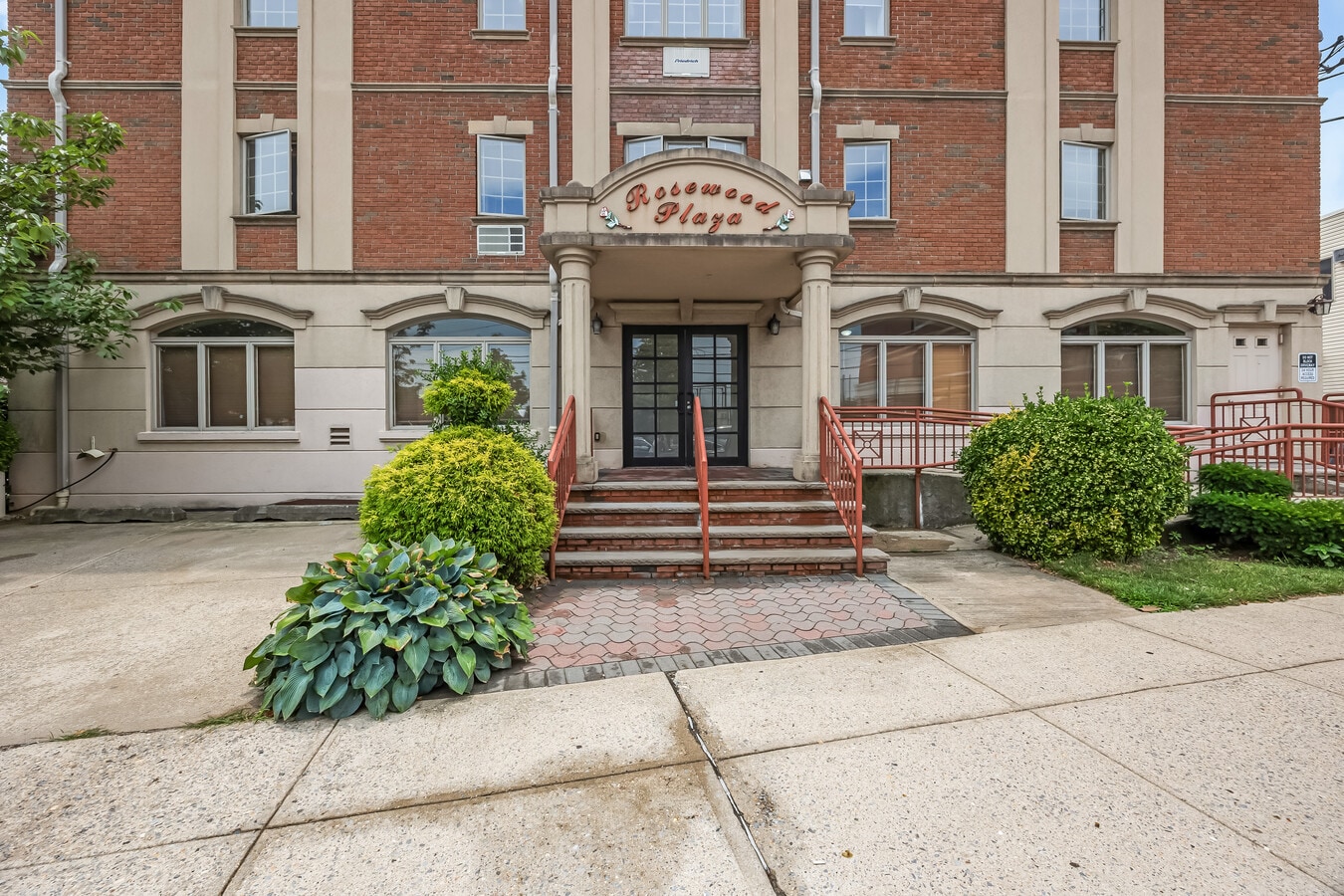 66-06 70th St, Middle Village, NY 11379 - Lot R5 - - Photo intérieure - Image 2 of 18