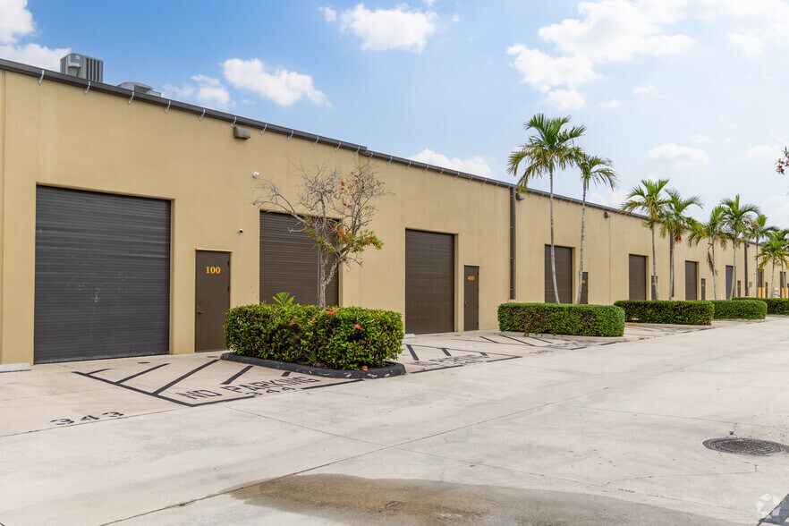 2885 Jupiter Park Dr, Jupiter, FL à louer - Photo de l’immeuble – Image 3 sur 5