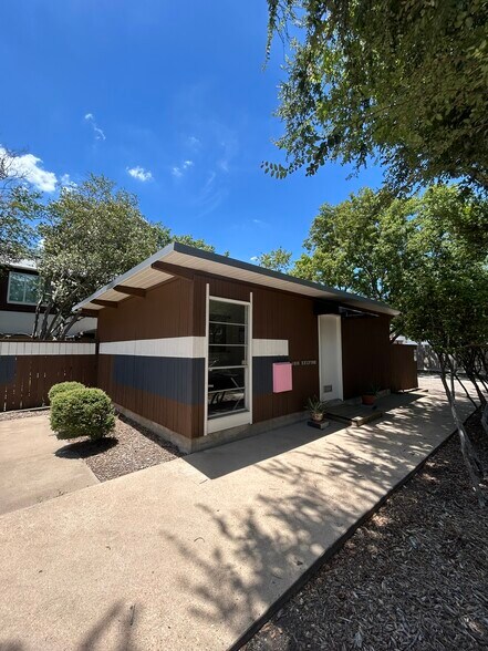 4916 Kelvin Dr, Houston, TX à louer - Photo de l’immeuble – Image 2 sur 14