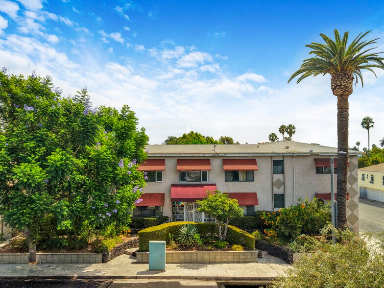 900 N Orange Grove Ave, West Hollywood, CA à vendre - Photo de l’immeuble – Image 2 sur 31
