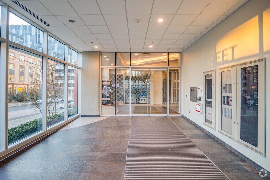 9639 137A St, Surrey, BC à louer - Hall d’entrée – Image 2 sur 12