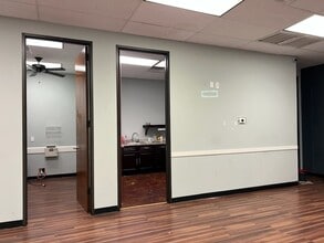 9025 N Sam Houston Pky E, Humble, TX à vendre Photo intérieure– Image 1 sur 3