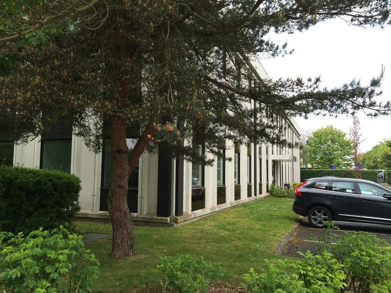Local d’activités dans Cergy à louer - Photo de l’immeuble – Image 3 sur 18