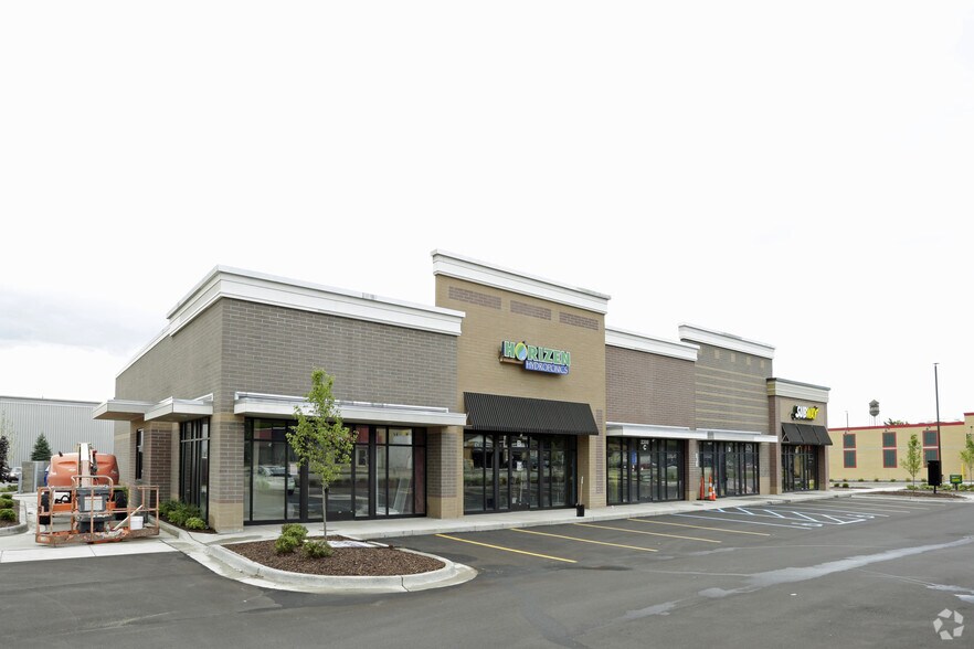 2200 NW Alpine Ave, Walker, MI à louer - Photo de l’immeuble – Image 2 sur 5