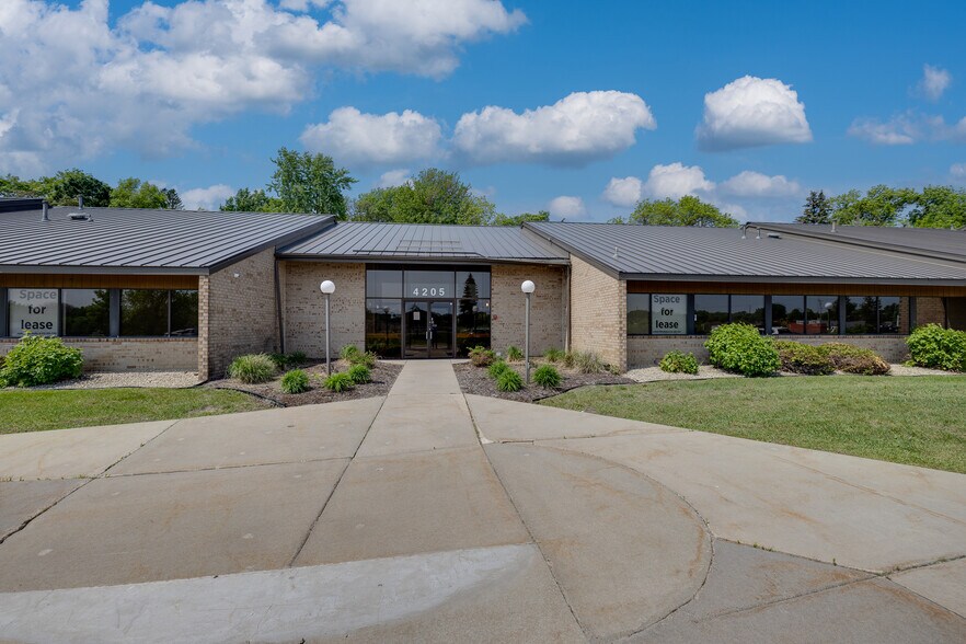 4205 Lancaster Ln N, Plymouth, MN à vendre - Photo de l’immeuble – Image 2 sur 24