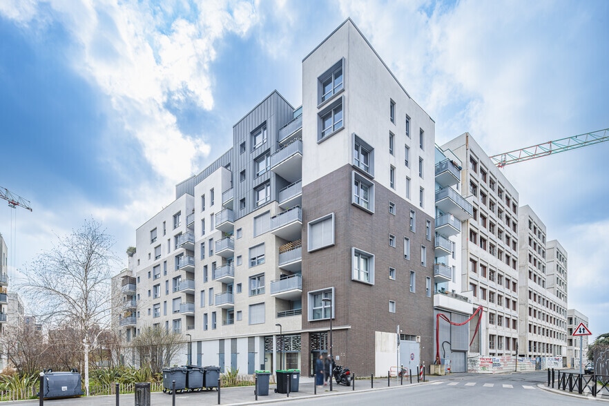 Immeuble residentiel dans RUE MAURICE GUNSBOURG à vendre - Photo principale – Image 1 sur 4