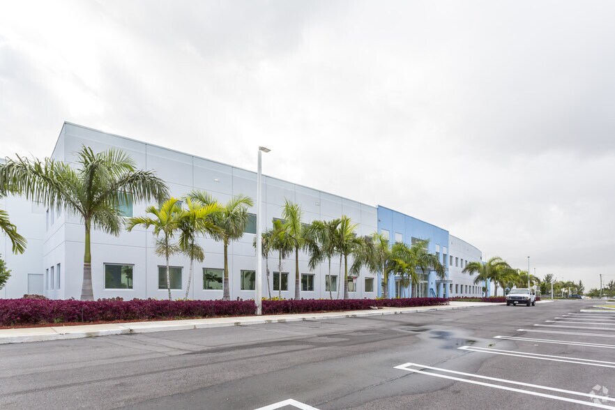 7750 NW 79th Pl, Miami, FL à louer - Photo principale – Image 1 sur 6