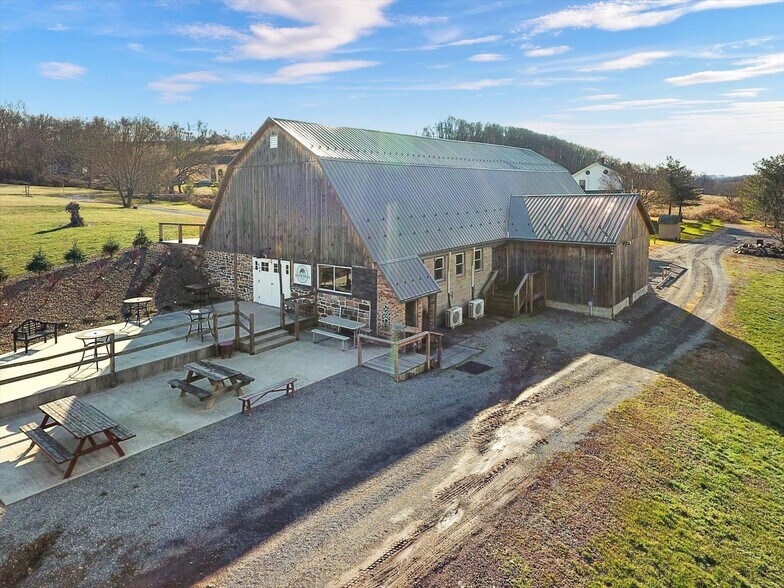 1800 Lower Bailey Rd, Newport, PA à vendre - Photo principale – Image 1 sur 92