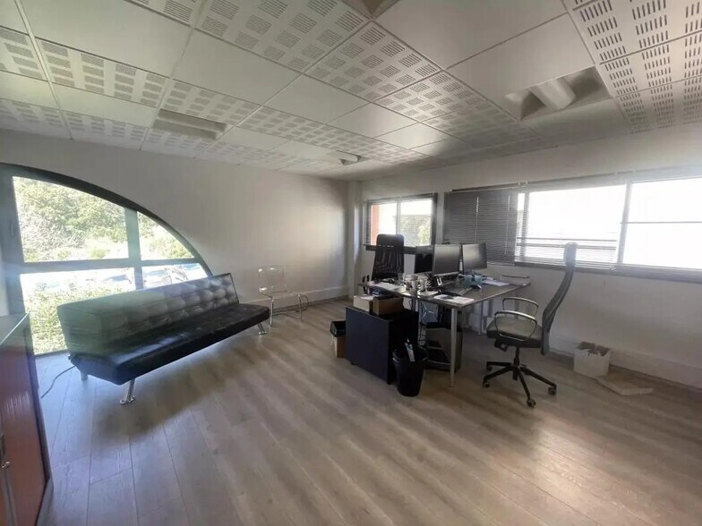 Bureau dans Mouans-Sartoux à louer - Photo de l’immeuble – Image 1 sur 9