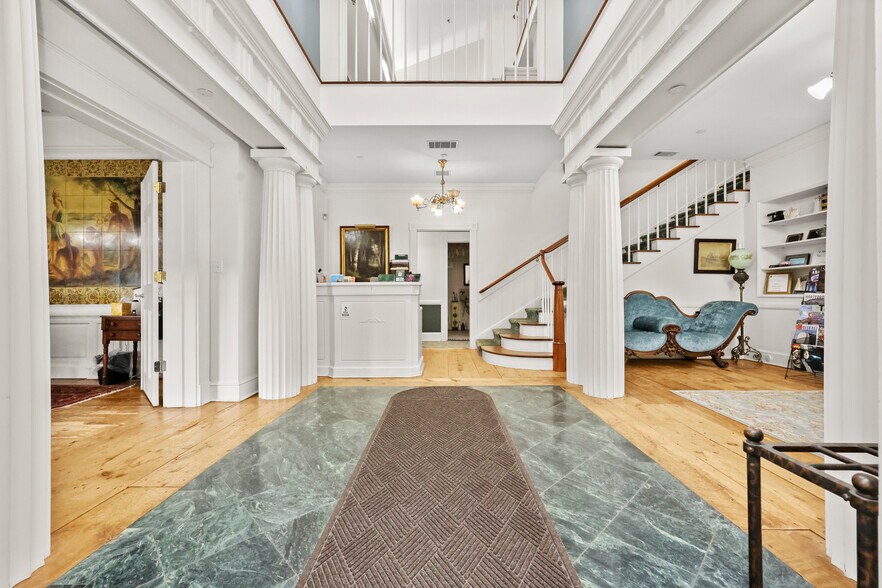 3127-3129 Whitney Ave, Hamden, CT à vendre - Hall d’entrée – Image 3 sur 27