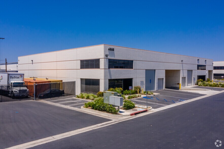 4553-4557 Firestone Blvd, South Gate, CA à louer - Photo de l’immeuble – Image 3 sur 18