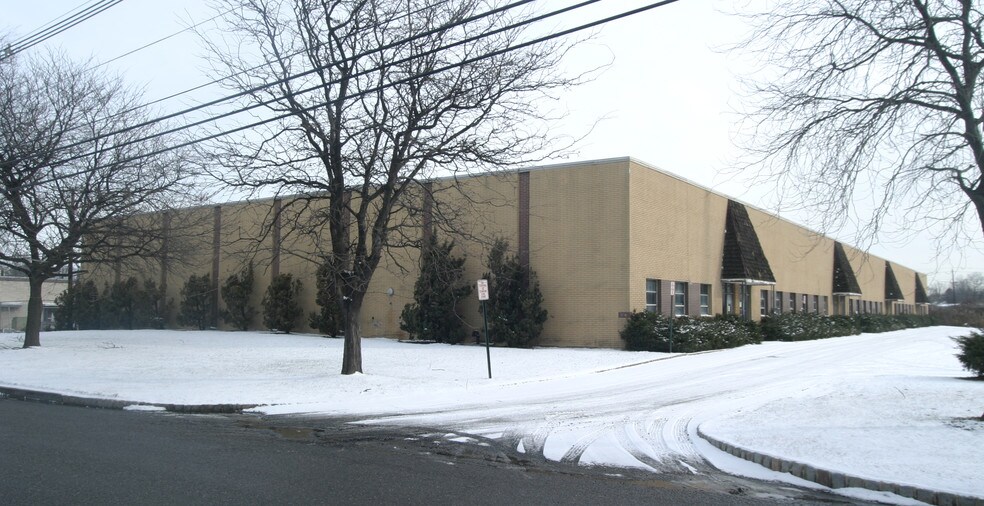 16 Cragwood Rd, Avenel, NJ à louer - Photo de l’immeuble – Image 2 sur 7