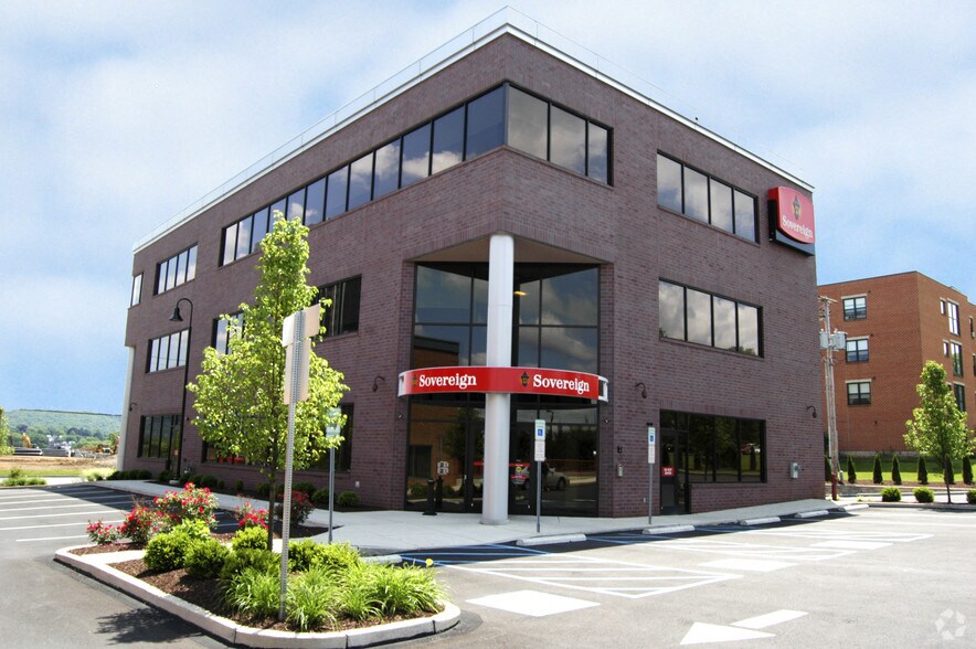924 Eaton Ave, Bethlehem, PA à louer - Photo de l’immeuble – Image 3 sur 3